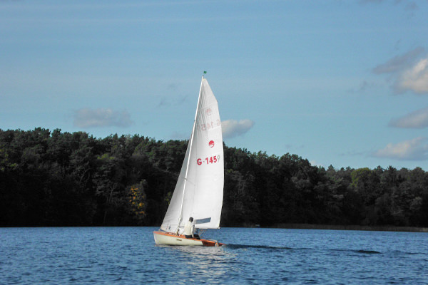 Segelboot auf dem Straussee